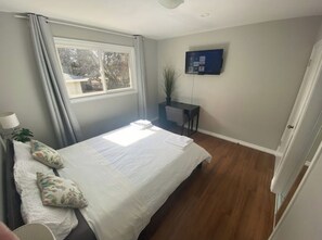 1 bedroom, desk, iron/ironing board, WiFi - Comfy and Centrally Located 2 (Edmonton)
