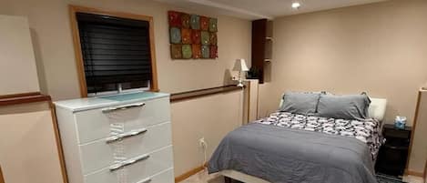 1 habitación, tabla de planchar con plancha, wifi y ropa de cama