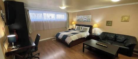 1 habitación, escritorio, tabla de planchar con plancha y wifi