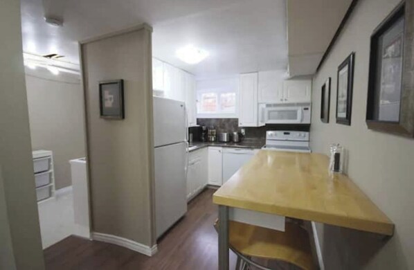 Mikrowelle, Toaster, Kochgeschirr/Geschirr/Besteck