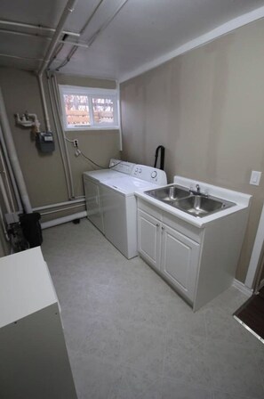 Interior - Cozy Whole House 6 BDRM (Edmonton)