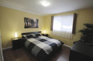 6 bedrooms, iron/ironing board, WiFi, bed sheets - Cozy Whole House 6 BDRM (Edmonton)