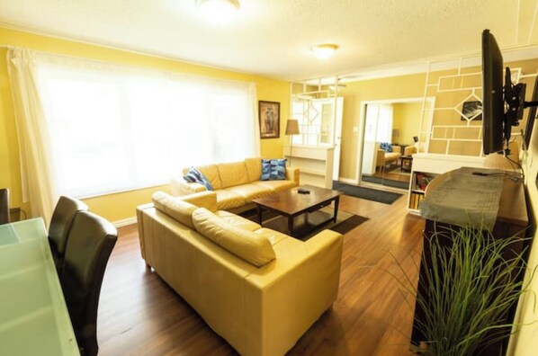 Living area - Cozy Whole House 6 BDRM (Edmonton)