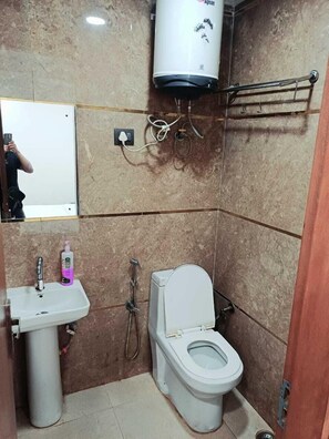 Deluxe tweepersoonskamer | Badkamer | Een douche, handdoeken, zeep