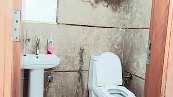 Deluxe-Doppelzimmer | Badezimmer | Dusche, Handtücher, Seife