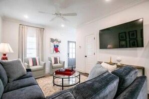 TV - The Hollybrook, 3BR Townhome by Velvet Ditch Villas (Oxford)
