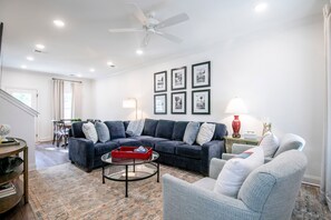 TV - The Hollybrook, 3BR Townhome by Velvet Ditch Villas (Oxford)