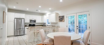 The Stone Creek, 3BR Retreat by Velvet Ditch Villas