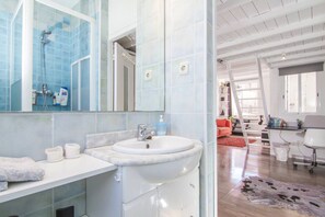 Suihku, hiustenkuivaaja, pyyhkeet, vessapaperi