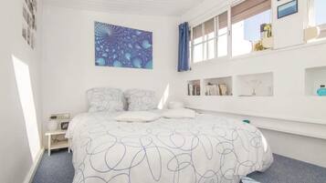 1 slaapkamer, een strijkplank/strijkijzer, gratis wifi, beddengoed