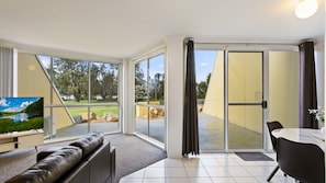 TV - Albacore - Lakes Entrance (Lakes Entrance)