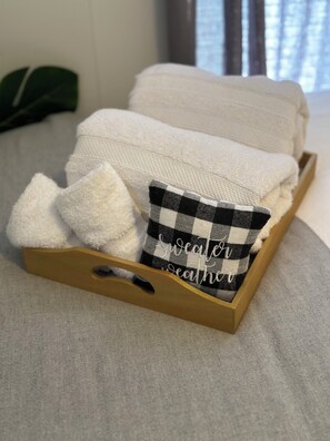 Douche, séchoir à cheveux, serviettes fournies, savon