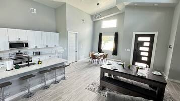 ثلاجة، ميكروويف، فرن، موقد طهي مسطح