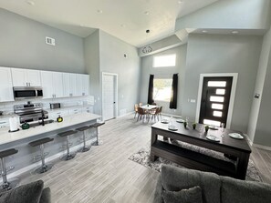 冷蔵庫、電子レンジ、オーブン、コンロ