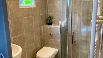 Quadruple Room, Lake View | Bathroom | Hair dryer, towels, soap, shampoo