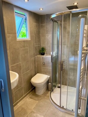 Quadruple Room, Lake View | Bathroom | Hair dryer, towels, soap, shampoo - Highland Rooms - Room Only No Breakfast (Ullapool)