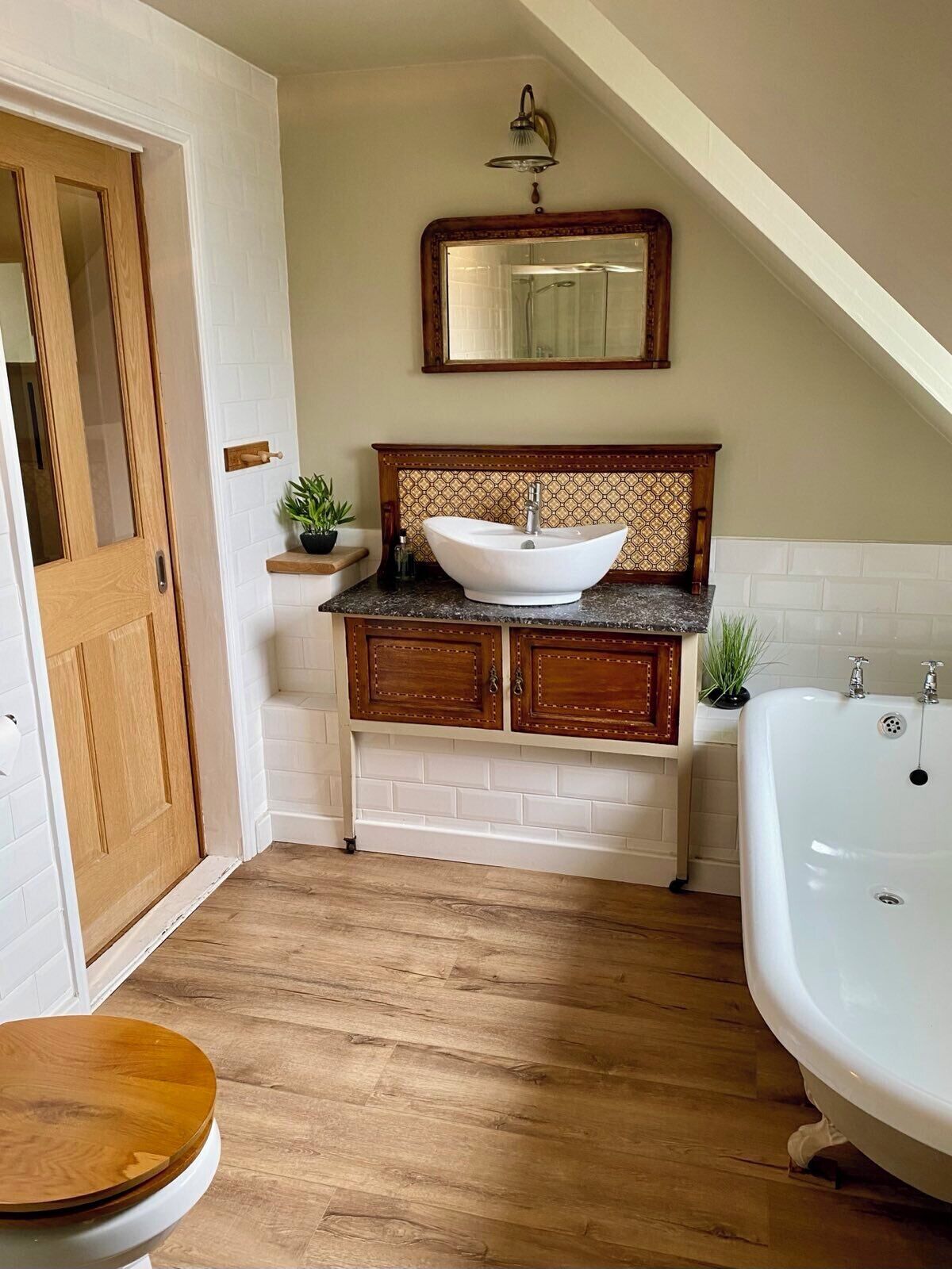 Chambre double, vue sur le lac | Salle de bain | Séchoir à cheveux, serviettes fournies, savon, shampooing