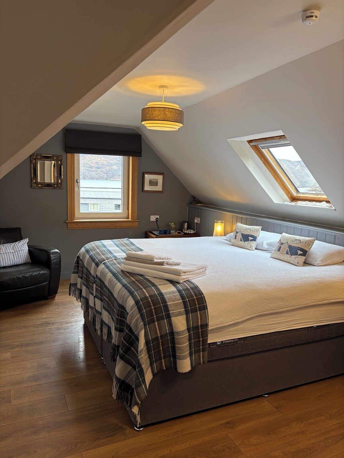Chambre quadruple, vue sur le lac | Accès au Wi-Fi (inclus)