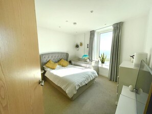 Classic Apartment | 1 bedroom, iron/ironing board, free WiFi - Stylish 1-Bedroom Apt with Stunning London Views (Barking)