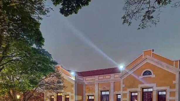A building with a symmetrical facade, large windows, and a stone-paved entrance. - Pousada Gama (Diamantina)