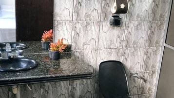 Comfort-Doppelzimmer | Badezimmer | Handtücher, Toilettenpapier