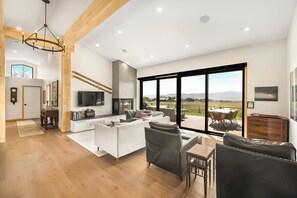 Smart TV y chimenea