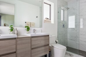 Dusche, Haartrockner, Handtücher, Seife