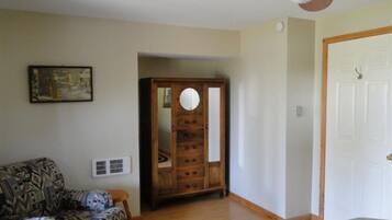 3 bedrooms, iron/ironing board, Internet, bed sheets