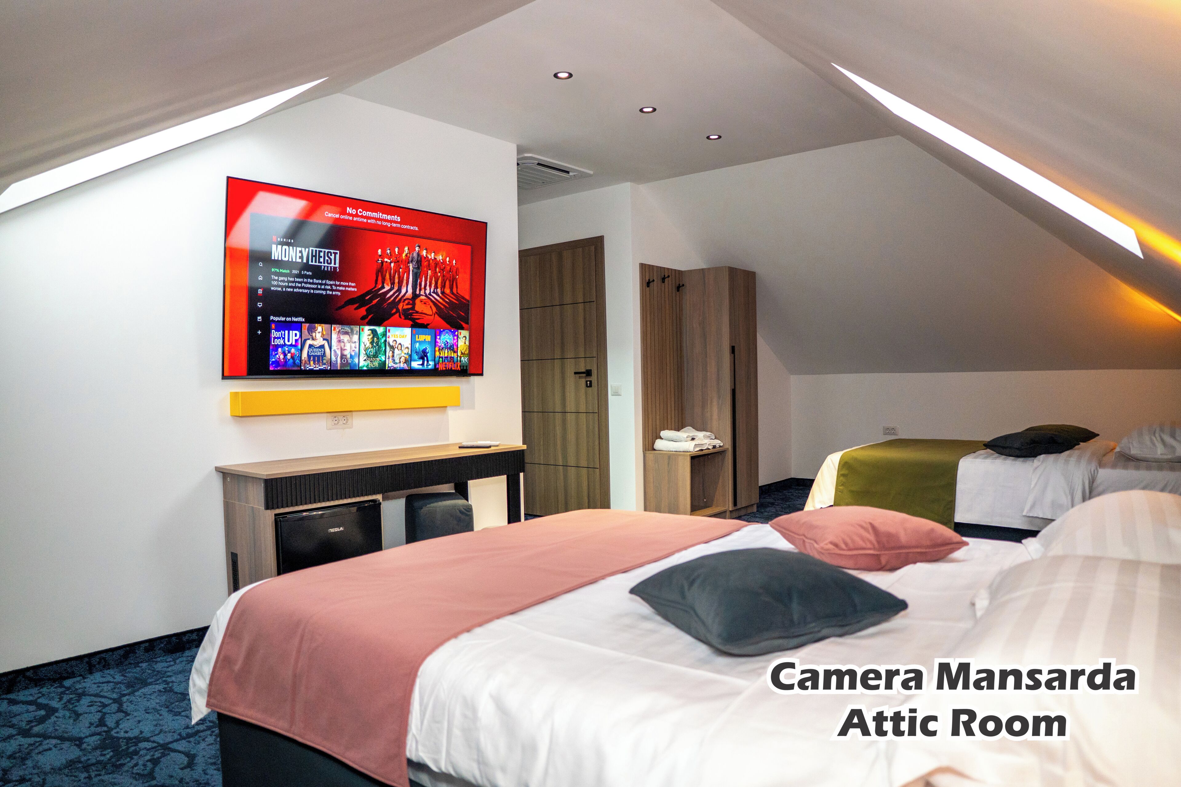 أغطية فراش متميزة وأسرّة بإسفنج يتكيف مع شكل الجسم وميني بار ومكتب