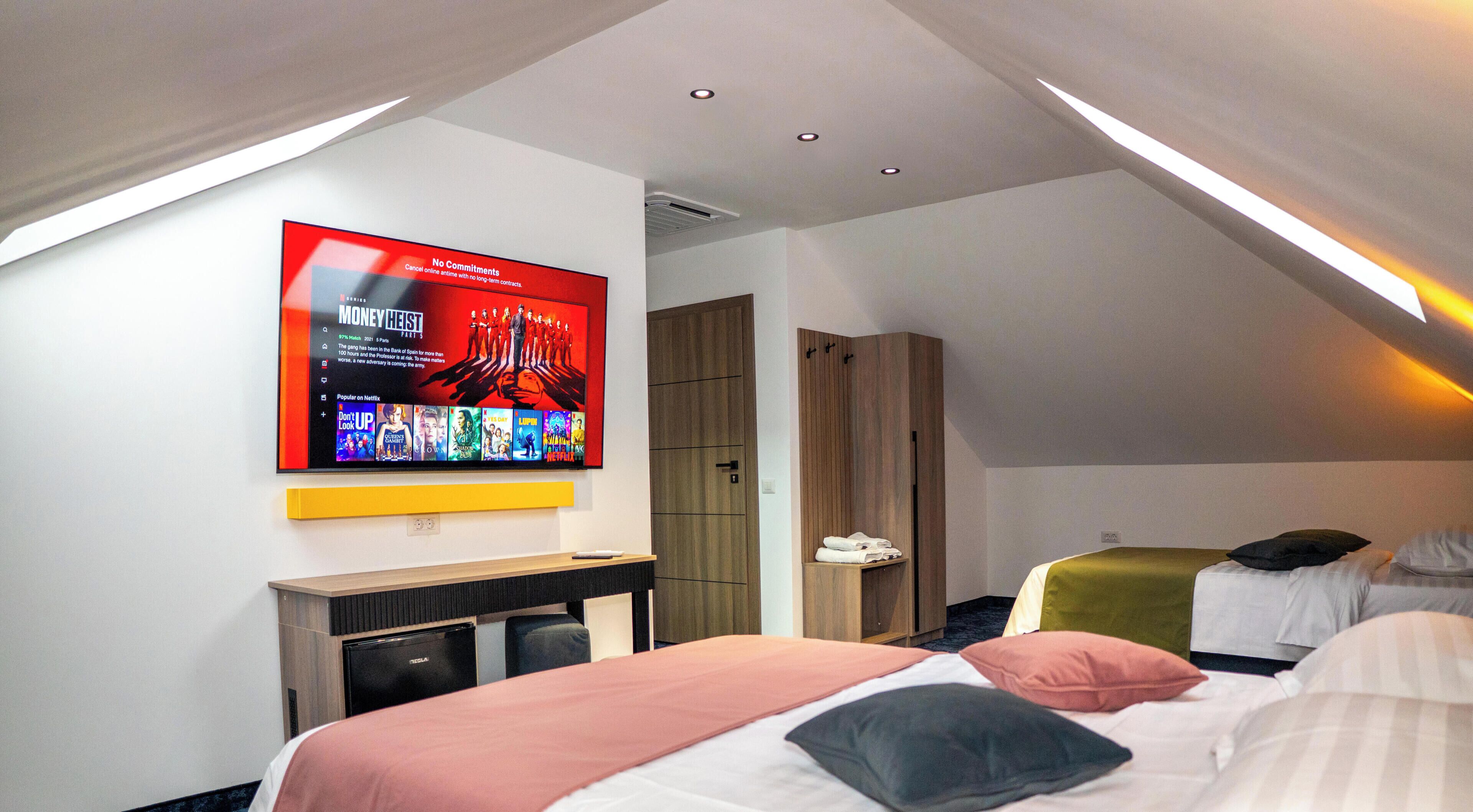 غرفة مريحة | أغطية فراش متميزة وأسرّة بإسفنج يتكيف مع شكل الجسم وميني بار ومكتب