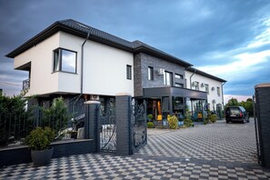 Exterior - Burgundy (Strejnicu)