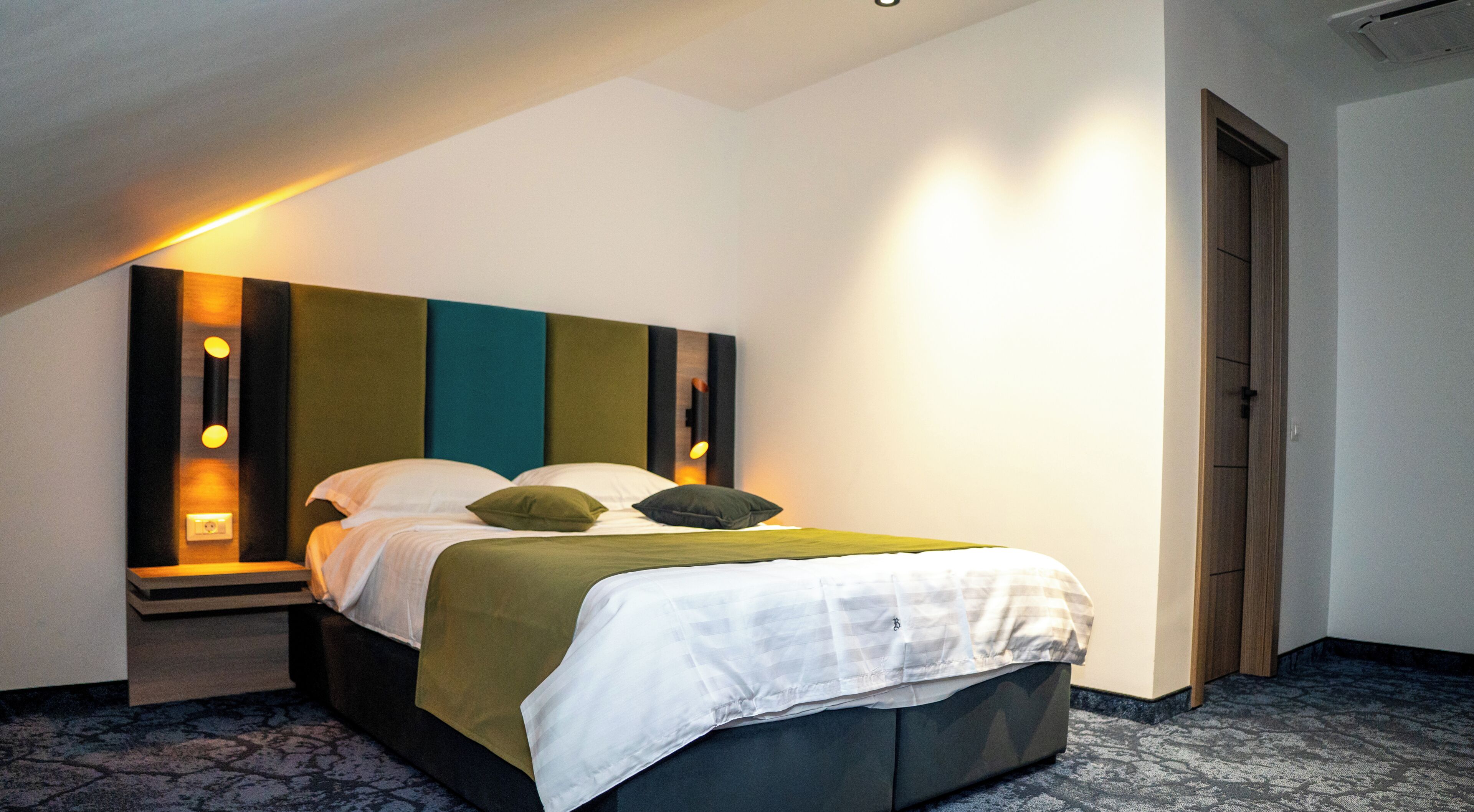 أغطية فراش متميزة وأسرّة بإسفنج يتكيف مع شكل الجسم وميني بار ومكتب