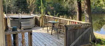Realaxing Cat Tails Retreat at the Lake Edge Cottages!