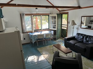 TV, peis, DVD-spiller og bøker