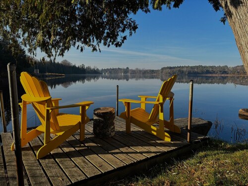 Relaxing Lucky Dog Cottage Retreat at the Lake Edge Cottages!