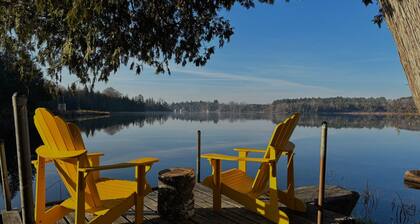 Relaxing Lucky Dog Cottage Retreat at the Lake Edge Cottages!