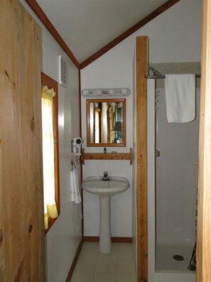 Dusj, hårføner og håndklær
