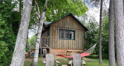 Relaxing Hush Puppy Cottage Retreat at the Lake Edge Cottages!