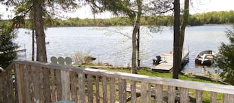 Relaxing Dog Daze Cottage Retreat at the Lake Edge Cottages!