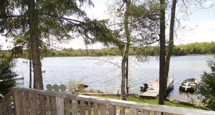 Relaxing Dog Daze Cottage Retreat at the Lake Edge Cottages!