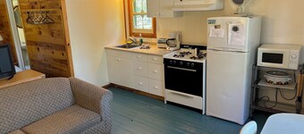 Relaxing Hot Diggity Dog Cottage Retreat at the Lake Edge Cottages!