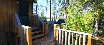Relaxing Hot Diggity Dog Cottage Retreat at the Lake Edge Cottages!