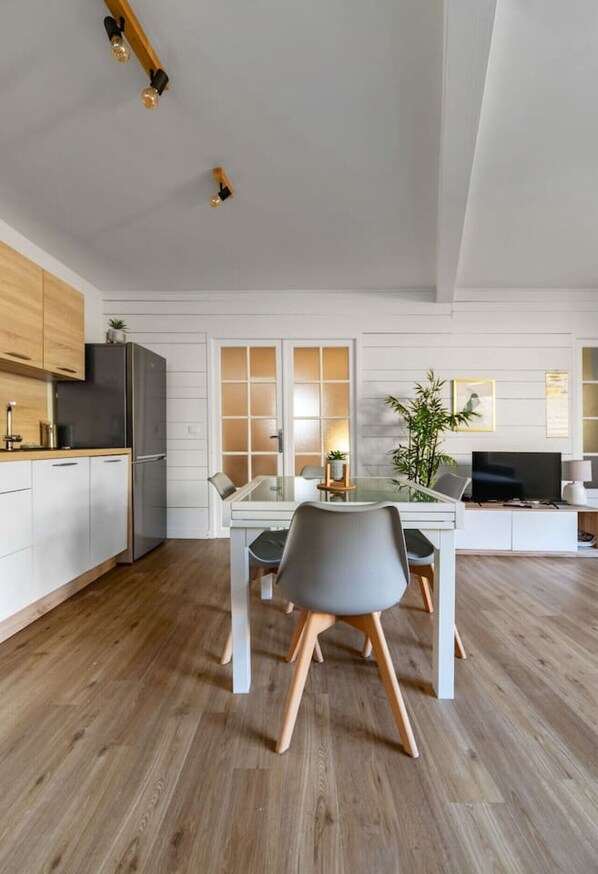 Dining - Charmant 3 pièces centre refait à neuf avec jardin (Vichy)