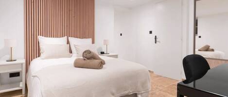 1 chambre, bureau, fer et planche à repasser, lit parapluie