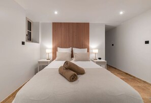 1 dormitorio, escritorio, tabla de planchar con plancha y cuna de viaje