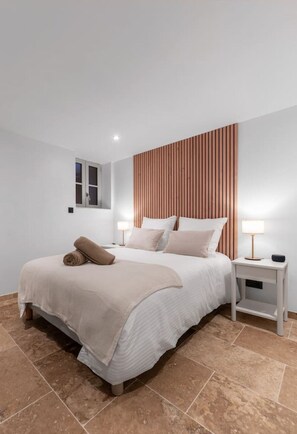 1 quarto, escrivaninha, ferros/tábuas de passar roupa, berço de viagem