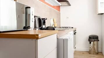 Een koelkast, een magnetron, een koffiezetapparaat/waterkoker