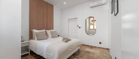 1 sovrum, skrivbord, strykjärn/strykbräda och resesäng