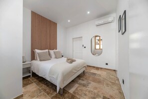 1 habitación, escritorio, tabla de planchar con plancha y cuna de viaje 