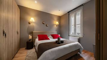 1 habitación, escritorio, tabla de planchar con plancha y cuna de viaje